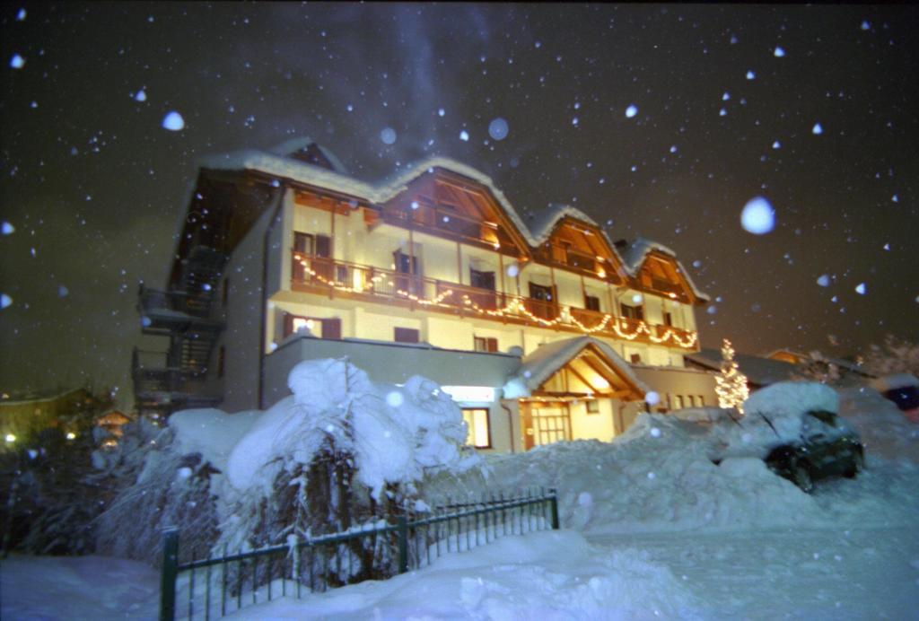 Hotel Canada Andalo Exterior foto